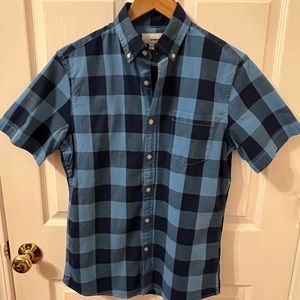 Short sleeve, men’s button down shirt